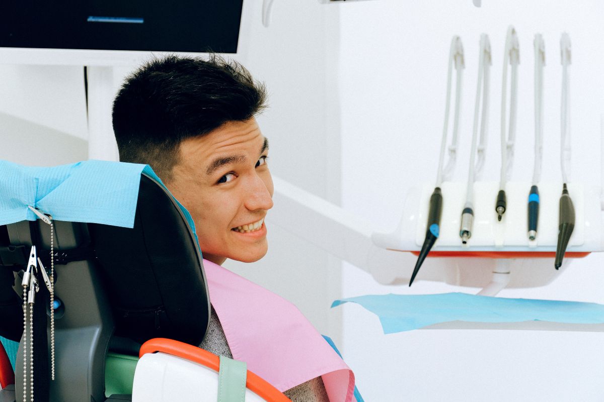 pacijent sedi u stomatoloskoj stolici
